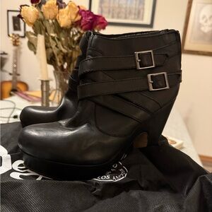 Seychelles “Theory” Leather platform Heeled boot Size 9
Super cute! Like new